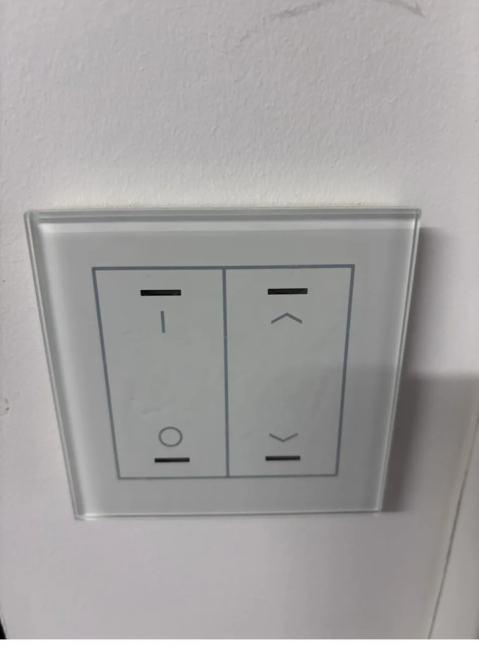 Bouton-poussoir KNX en verre blanc, commande d'éclairage et de volet