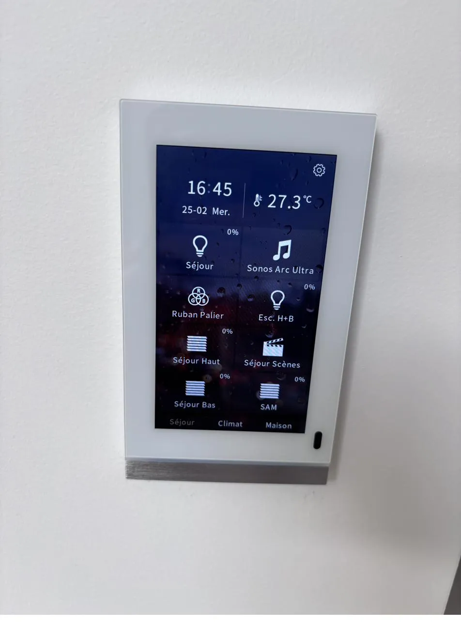 Écran tactile mural KNX affichant les scènes du séjour, les volets et la température