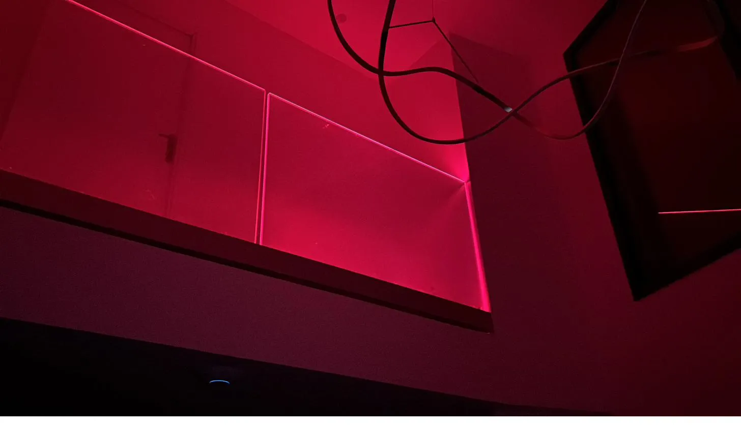 Mezzanine éclairée en rouge par un ruban LED RGB